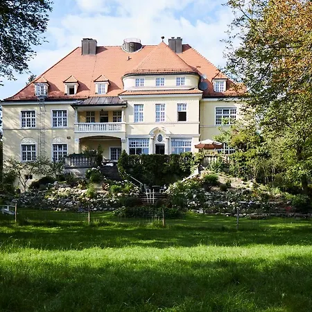 Schloss 招待所 3*
